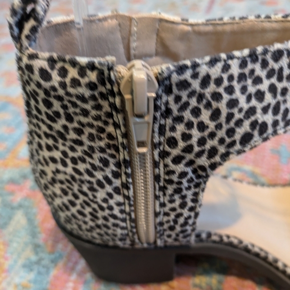 Cheetah Print Block Heel Sandal Size 6 - Picture 4 of 6